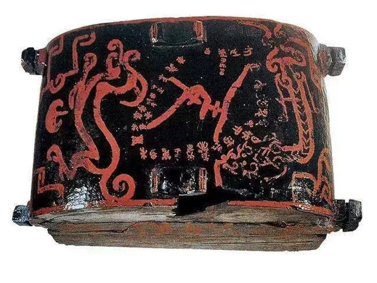曾侯乙《二十八宿图》衣箱盖面：中央篆书斗字，环绕二十八宿名，两端青龙白虎
